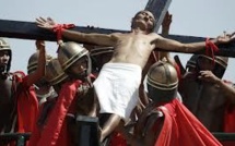 Vendredi saint: traditionnelles scènes de crucifiement aux Philippines