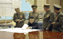 Corée du Nord: des cartes militaires à l'arrière-plan de photos officielles