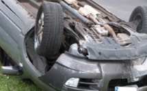 4 roues en l'air au milieu du rond point de Tipaerui