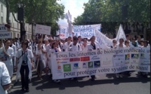 Des internes en biologie manifestent contre la "financiarisation" de leur métier