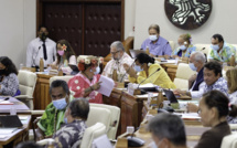 ​Teura Iriti soutenue par son groupe