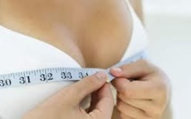 La taille de soutien-gorge n'a rien à faire sur un badge de vendeuse