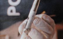 A Nice, elle soigne un blessé par balles et se blesse avec son stylo-pistolet