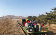 Des diplomates russes quittent la Corée du Nord en poussant un chariot ferroviaire