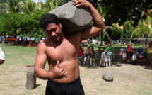 Sports traditionnels : Le « géant de Tubuai » soulève une pierre de 160 kg
