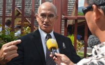 Le roi des Pakumotu  avec une délégation officielle  «en visite» à Tarahoi