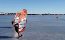 En Finlande, les planches à voile sur glace foncent sur la mer gelée