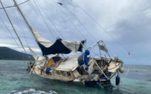 Le Pays s’occupe du voilier poubelle de Toahotu