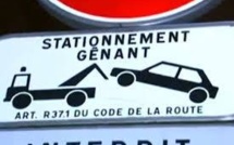 Elle se gare mal et voit la fourrière enlever sa voiture... et son bébé