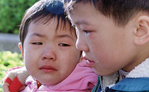 Virus: Hong Kong justifie le fait d'attacher à leur lit des enfants en l'isolement