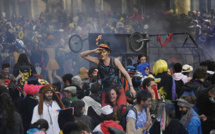 A Marseille, des milliers de personnes font fi des restrictions anti-Covid pour un carnaval