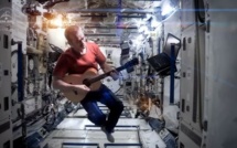 L astronaute Chris Hadfield fait ses adieux à l'ISS en interprétant un titre de Bowie