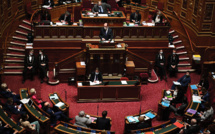 Castex défend les mesures anti-covid face à un Parlement houleux