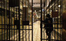 L'économie de nouveau freinée par la fermeture des écoles et des commerces