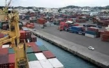 Nelle-Calédonie: le port bloqué par la grève générale contre la vie chère