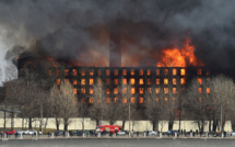 Russie: un gigantesque incendie touche une fabrique historique de Saint-Pétersbourg