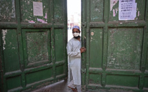 Virus: vaccins pour tous aux Etats-Unis, confinement à New Delhi