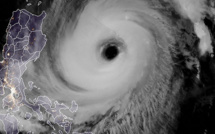 Philippines: leur cargo talonne dans la tempête, 20 membres d'équipage portés disparus