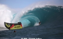 Teahupo’o : Raimana Van Bastolaer fonce dans une voile de kite
