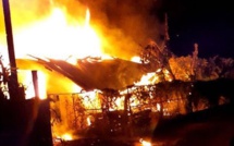 ​Impressionnant incendie nocturne à Arue