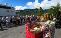 La ligne Apetahi Express arrive à Taha'a
