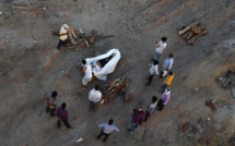 Flambée du Covid en Inde: des pays voisins ferment leurs frontières