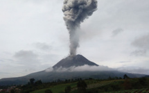 Indonésie: le volcan Sinabung projette une haute colonne de fumée