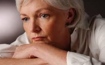 La ménopause due à la préférence des hommes pour des femmes plus jeunes