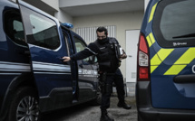 Bordeaux: la femme blessée après avoir poignardé un policier a crié "Allah Akbar", selon le parquet