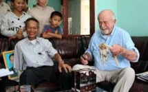 Un médecin américain rend l'os de son bras amputé à un ex-soldat vietcong