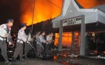 Mutinerie dans une prison indonésienne: cent détenus en fuite