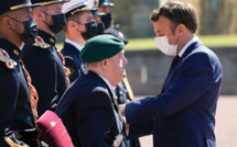 Macron commémore l'appel du 18 juin avec deux illustres vétérans