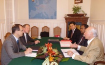 Recherches géologiques et minières :  Gaston Flosse signe un accord cadre avec le BRGM