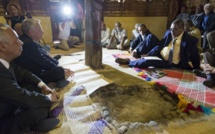 Ayrault à Ouvéa pour "rassembler les mémoires" des Kanaks et des gendarmes