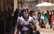 Covid: restrictions en Australie, Israël rétablit le masque en intérieur