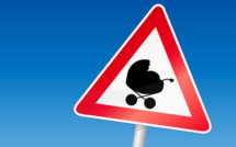 Suède: un bébé naît dans une voiture et survit à des tonneaux