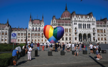 Hongrie: contre une loi "homophobe", un coeur arc-en-ciel devant le Parlement