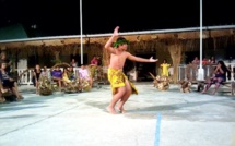 Un timide concours de danse solo à Hao