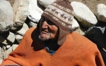 Le doyen de l'humanité mâche des feuilles de coca et fait sa cuisine