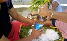 ​Du lait de coco au Heiva de Hao