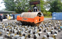 Malaisie: un millier de machines de minage de bitcoins détruites au rouleau-compresseur