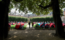 Environ 400 sans-abri s'installent sous des tentes place des Vosges à Paris