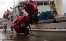Un camion de pompiers tombe dans le port à Hiva Oa