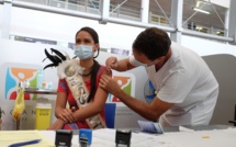 Miss Tahiti se vaccine pour montrer l’exemple