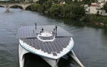 Le Planet Solar, plus grand bateau solaire du monde à Paris après sa mission "gulf stream"