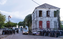 Mesures anti Covid: manifestation devant la préfecture à Cayenne