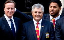 Un rugbyman anglais s'excuse pour avoir fait les oreilles de lapin à Cameron