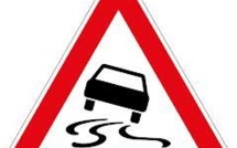 Chaussée glissante : trois voitures et un scooter s'encastrent à Punaauia