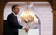 Macron "demande pardon" aux harkis et annonce une loi de réparation