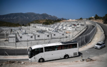 Sur l'île grecque de Samos, les migrants s'installent dans un nouveau camp "effrayant" par sa taille